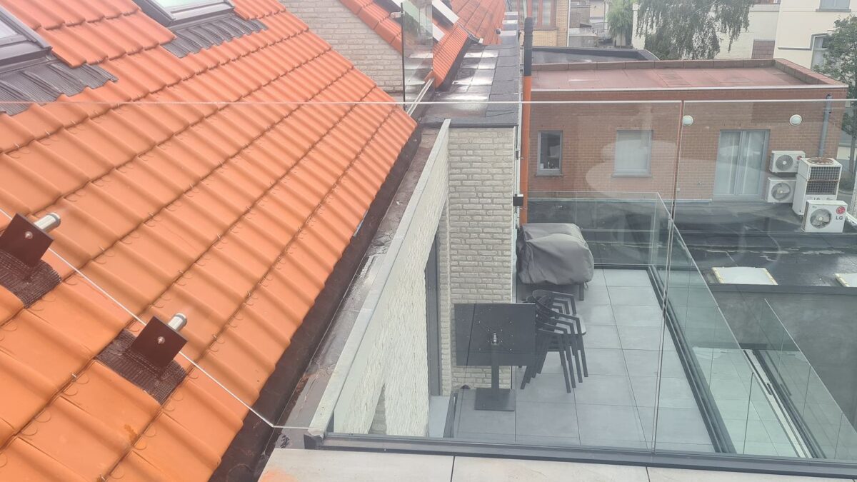 Volglazen balustrade met punthouders — Knokke — SPES Construct Vlaanderen