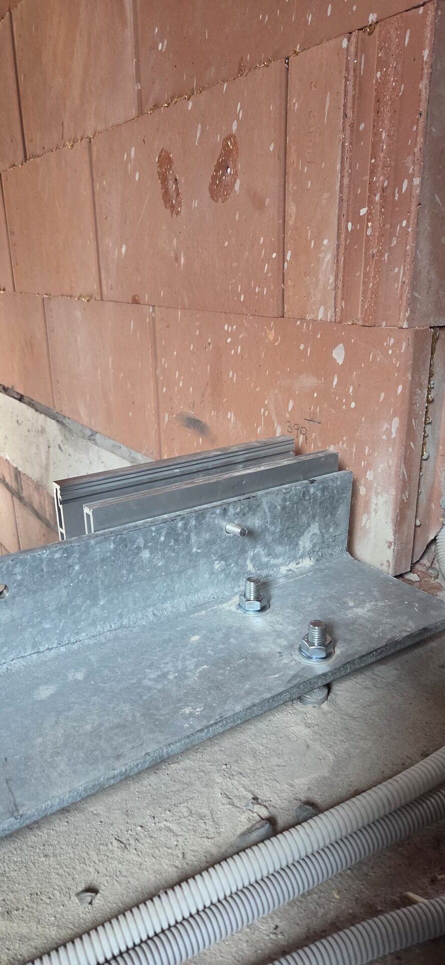 Detailfoto stalen console op afstandsmontage — SPES
