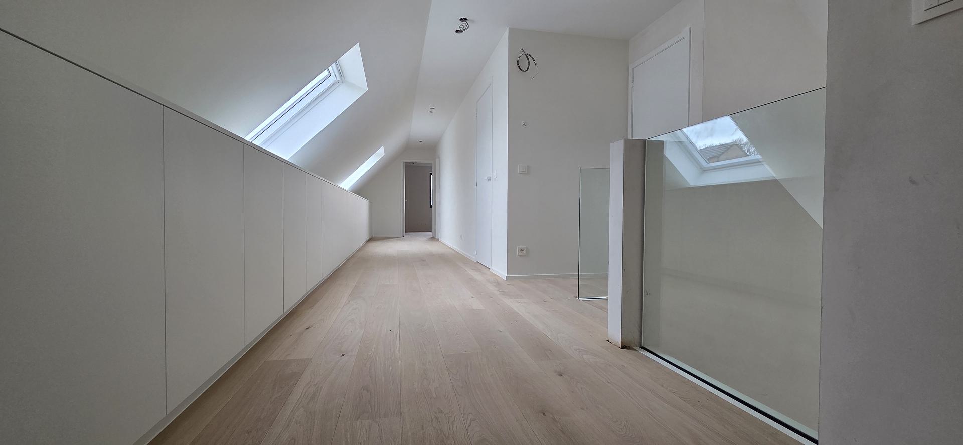 Eindresultaat frameless glazen balustrade op maat — SPES Construct Vlaanderen