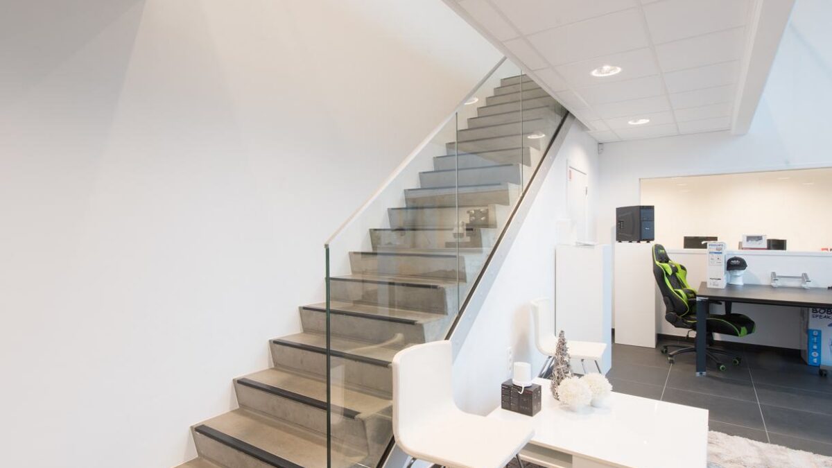 Full glass balustrade — Maldegem — SPES Construct Vlaanderen